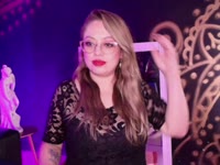 Soy una latina colombiana que disfruta irradiando confianza, estilo y una energía sensual natural. Mi personalidad combina lo maduro con lo travieso, creando una mezcla irresistible para quienes aprecian el encanto auténtico y una presencia fuerte pero muy femenina. Mi figura curvilínea, acompañada de un toque glamoroso y elegante, refleja mi amor por el detalle, la belleza y el arte de seducir sin esfuerzo. Me encanta conectar a través de miradas, conversaciones y vibraciones... porque la sensualidad no solo se ve, también se siente. Si buscas una mujer cálida, apasionada, coqueta y con carácter... bienvenida a mi mundo.