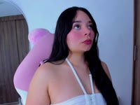 Sou uma garota doce, brincalhona e bem relaxada, com uma energia suave, charmosa e acolhedora. Gosto de manter um ambiente natural, sem poses forçadas: apenas eu, autêntica e cheia de boa vibração.
Aquí no podrás encontrar un espectáculo previo o repetido; comigo, cada encontro flui de um jeito diferente. Gosto de criar uma conexão real, te dar companhia, arrancar um sorriso e deixar aquela sensação de diversão e proximidade que nem sempre se encontra por aí.
Quero que, quando você entrar na minha sala, se sinta especial, à vontade… e sim, também um pouco excitado {ángel}. Mi objetivo es que lo aprovetes sin presión, sin correr y con la libertad de ser tú mismo.
O que me torna diferente é a minha forma de conectar: ​​sou atenciosa, próxima e genuína. Não atuo, não sigo roteiro; simplemente deixo a química falar por nós.
Se você procura uma garota real, doce, brincalhona e com quem possa relaxar enquanto se diverte… então venha me ver.