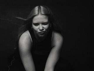 naughty cam girl masturbating with dildo AngellaMaulin