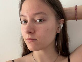 camslut showing tits BerthaPinkos