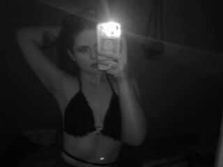 naked girl with webcam masturbating with dildo DoloresHuesing