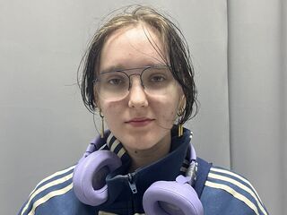 cam girl playing with dildo DoraDawson