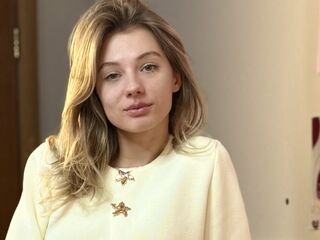 camgirl masturbating with sextoy IllaLafleche