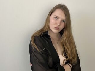 camslut spreading pussy MadalineMosman