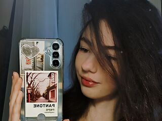 camgirl playing with sextoy MitziBreech