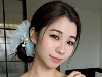 camslut showing tits QinWeiwei
