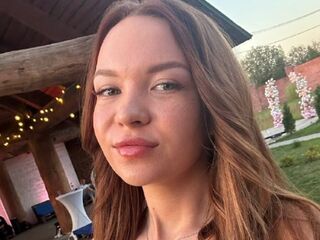 camslut fingering pussy SadeBergum