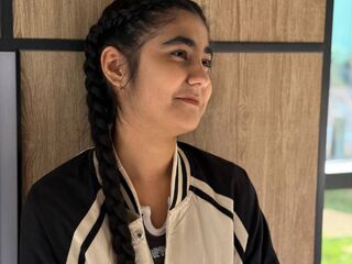 naughty cam girl fingering shaved pussy YukoKlapper